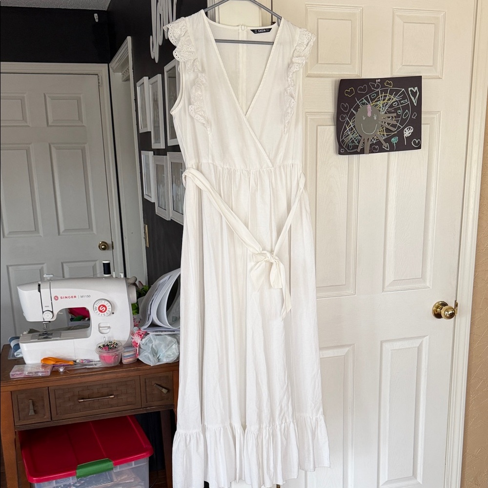 Elegant White Sleeveless Dress